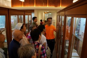 Our volunteer guide introduces Professor Jao’s works.