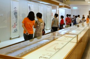 Our volunteer guide introduces Professor Jao’s calligraphy and paintings.
