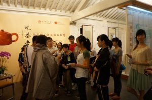 Docent provides guided tour service to students in Putonghua.