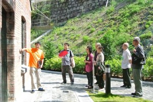 Our volunteer guide explains the wall structure of the red brick block.